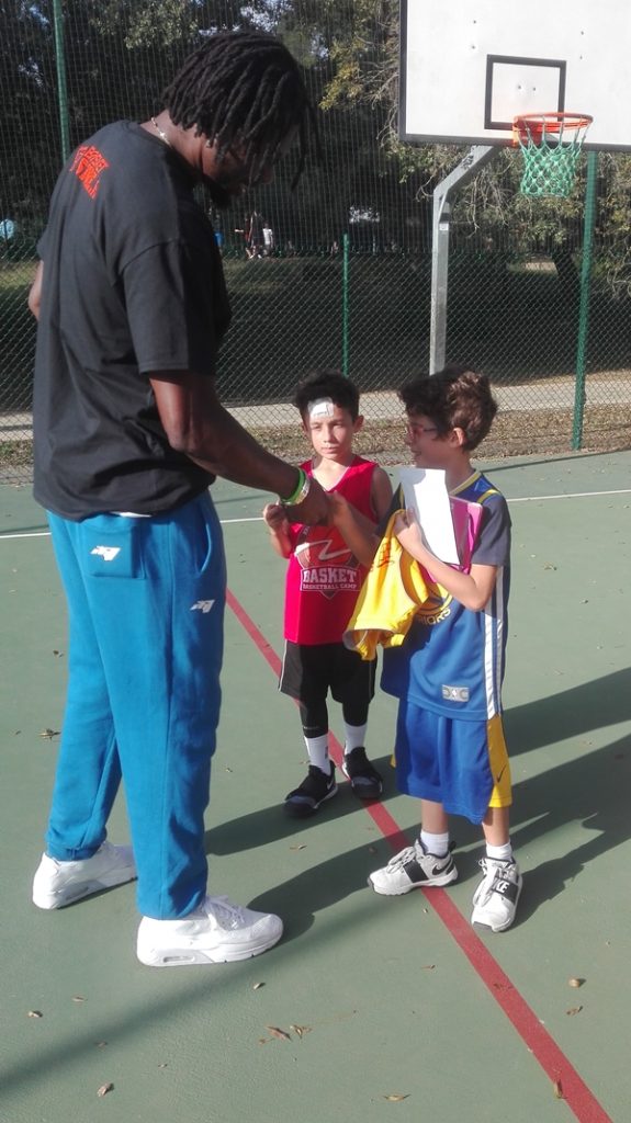Max Kouguere rencontrant les jeunes joueurs lors de stage de formation de Riviera Basket