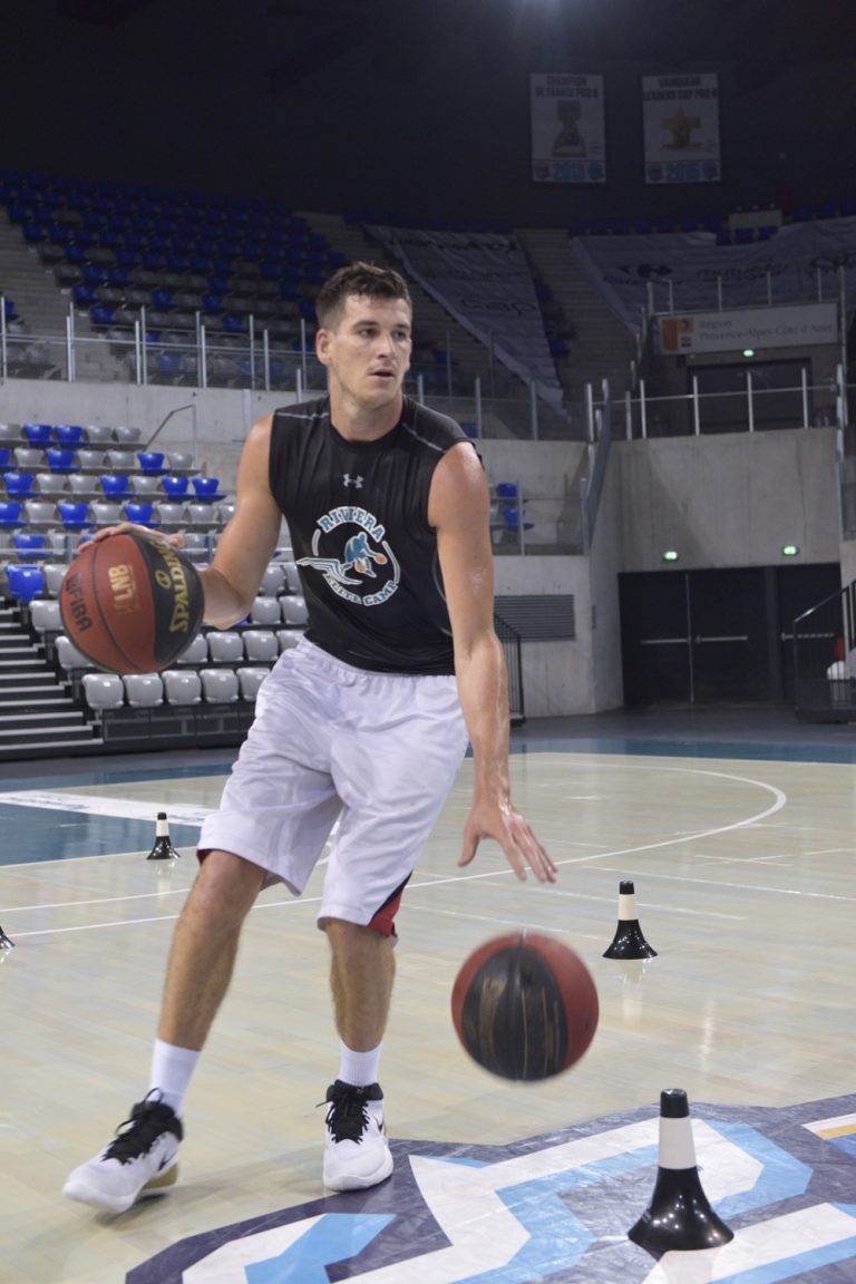 Mirza Alibegovic driblant avec 2 baloons de basketball