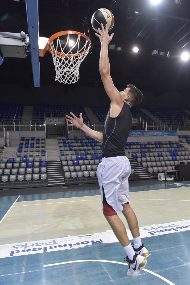 Mirza Alibegovic marquant un panier