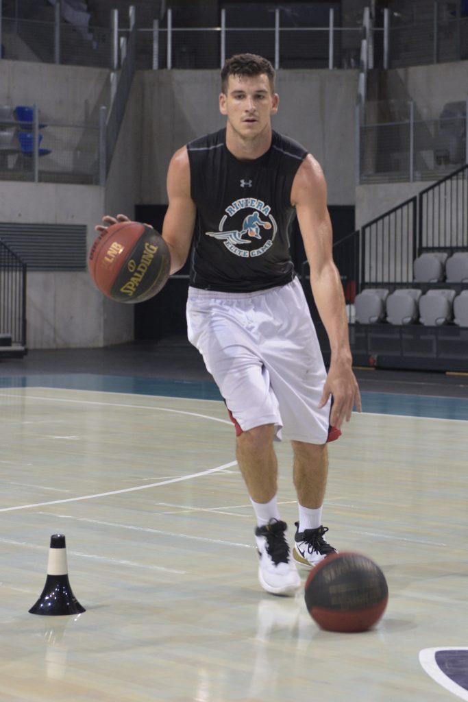 Frédéric Bourdillon driblant avec 2 ballons de basket