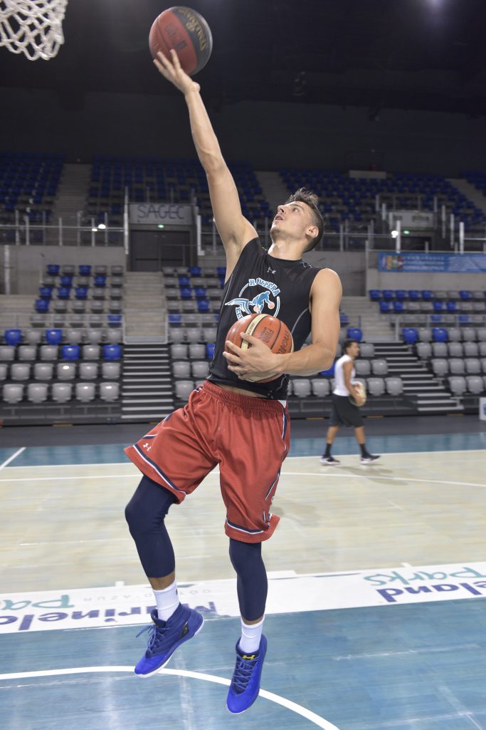 Mirza Alibegovic s'entrainant lors d'un stage de Riviera Basket
