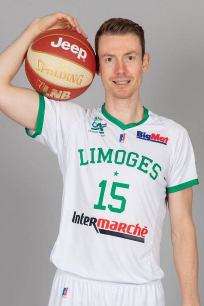 Le joueur de Basket Nicolas Lang, formé dans les camps de Basket de Riviera Basket