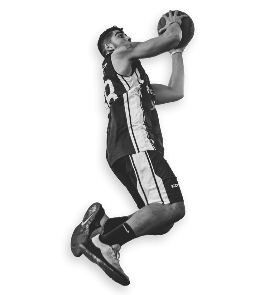 Un joueur de basket de profil s'apprêtant à mettre un panier